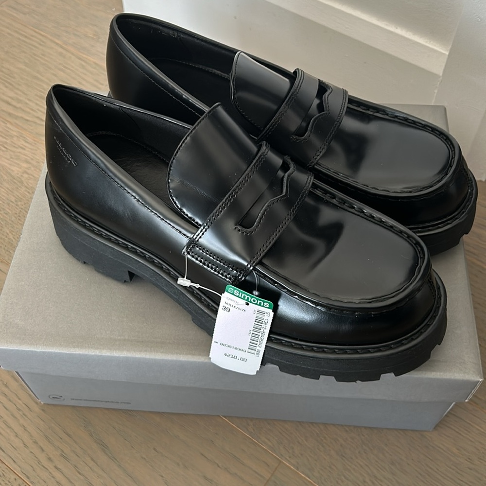 Brand new Vagabond loafers with tags and box. Size 39.